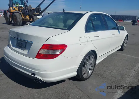 2011 Mercedes-Benz C 300 Sport z USA, uszkodzony, nr VIN WDDGF5EB2BA528209